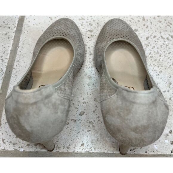 Elia. B London Women’s Perforated Tan Pump Closed Toe 2 1/2 inch Heels Sz 5.5 - Picture 5 of 10